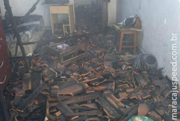 Mulher surta e incendeia casa com marido dentro em Coxim Mulher surta e incendeia casa com marido dentro em Coxim