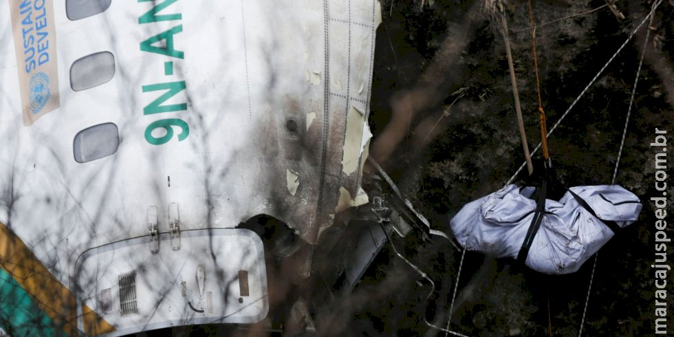 Nepal encontra 71 corpos, dos 72 a bordo de avião que caiu no domingo Nepal encontra 71 corpos, dos 72 a bordo de avião que caiu no domingo