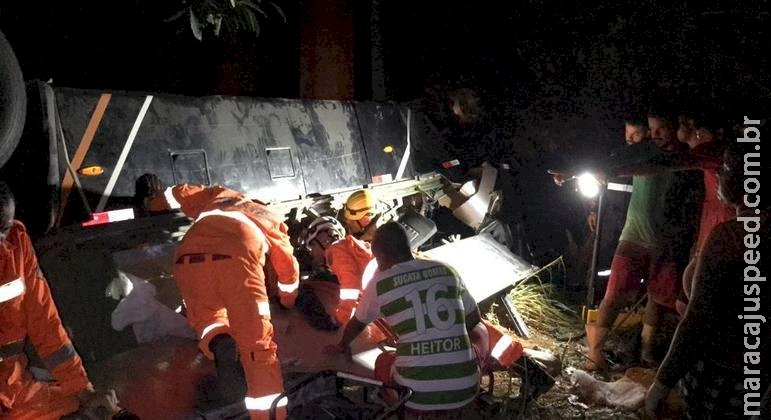 Ônibus com time de futebol cai de ponte e deixa ao menos quatro mortos em MG