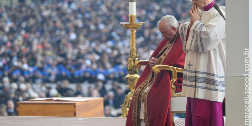 Papa conduz funeral de Bento XVI e fiéis pedem santificação Papa conduz funeral de Bento XVI e fiéis pedem santificação