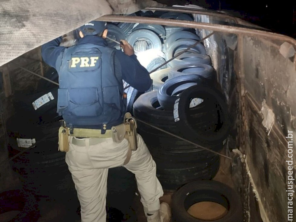 Polícia apreende caminhão carregado com pneus contrabandeados Polícia apreende caminhão carregado com pneus contrabandeados
