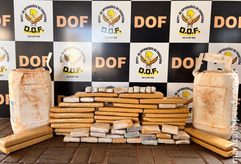 Polícia localiza mais de 40 kg de maconha em tambores de defensivos agrícolas Polícia localiza mais de 40 kg de maconha em tambores de defensivos agrícolas