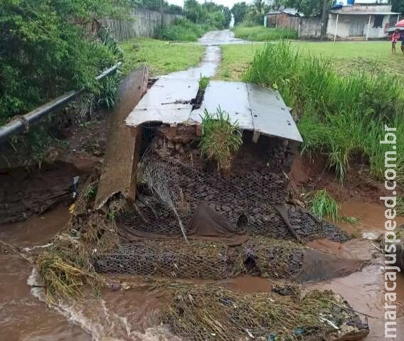 Ponte no São Conrado onde ciclista morreu é derrubada pela chuva Ponte no São Conrado onde ciclista morreu é derrubada pela chuva