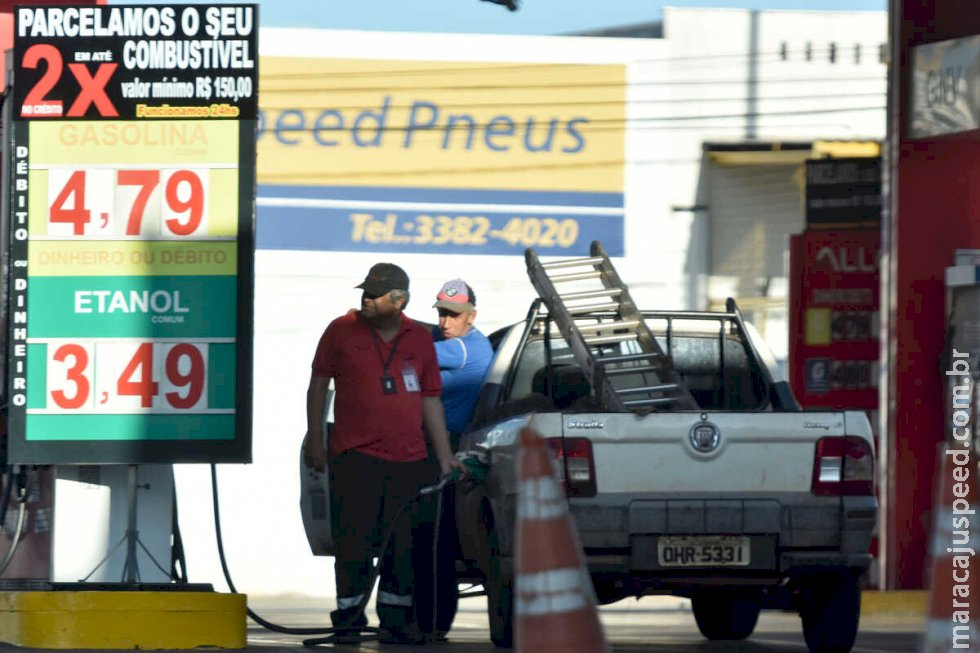 Preço da gasolina cai 1,2% e volta a ficar abaixo de R$ 5 por litro Preço da gasolina cai 1,2% e volta a ficar abaixo de R$ 5 por litro