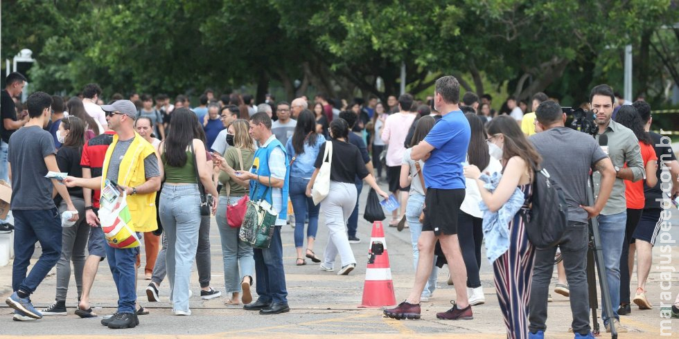 Provas do Enem são reaplicadas hoje e amanhã a 3,2 mil estudantes Provas do Enem são reaplicadas hoje e amanhã a 3,2 mil estudantes