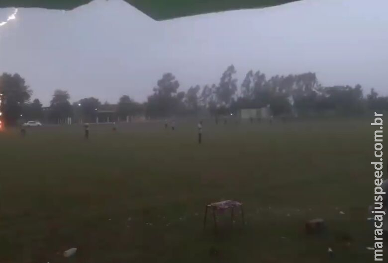 Raio cai em campo de futebol e assusta jogadores Raio cai em campo de futebol e assusta jogadores