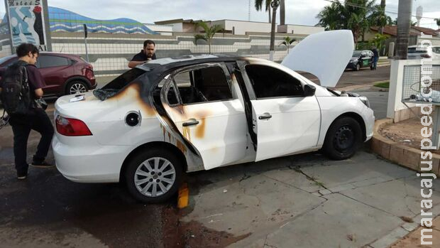 Rapaz tenta atropelar grupo de travestis e acaba esfaqueado na Rui Barbosa Rapaz tenta atropelar grupo de travestis e acaba esfaqueado na Rui Barbosa