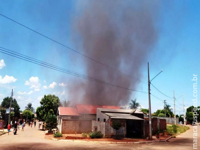 Residência onde casal morava com 4 filhos é incendiada e chamas destroem quarto Residência onde casal morava com 4 filhos é incendiada e chamas destroem quarto