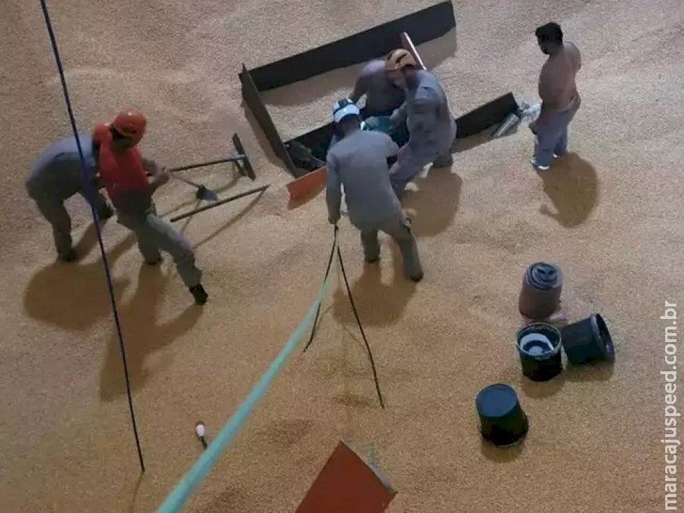 Trabalhador é resgatado após ficar parcialmente soterrado em silo com milho Trabalhador é resgatado após ficar parcialmente soterrado em silo com milho
