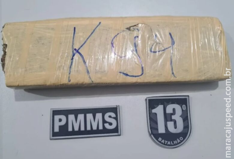 Traficante é flagrado carregando tablete de maconha