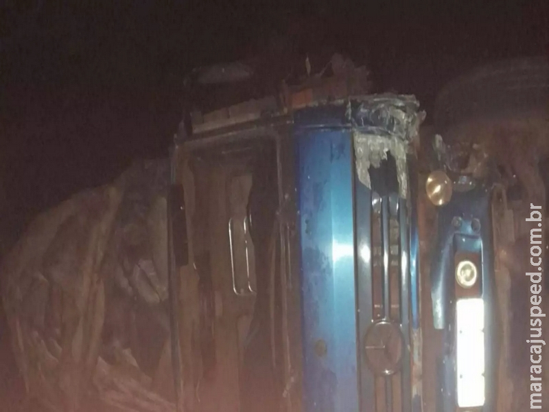 Acidente entre carreta e carro acaba com um morto e um ferido na BR-262 Acidente entre carreta e carro acaba com um morto e um ferido na BR-262