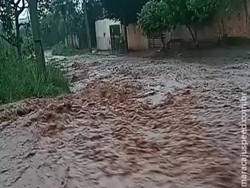 Acumulado de chuva chegou a 95 milímetros em região onde córrego transbordou e ponte caiu Acumulado de chuva chegou a 95 milímetros em região onde córrego transbordou e ponte caiu