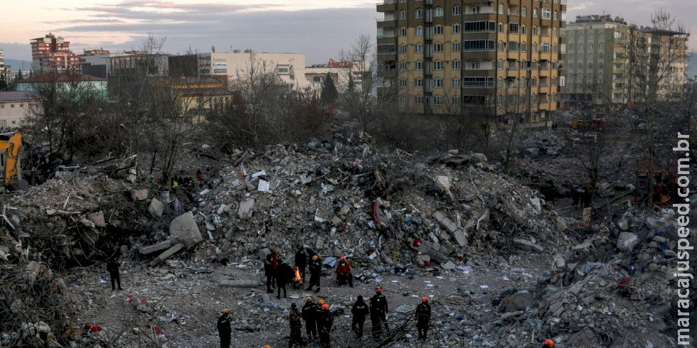 Adolescente é resgatada de escombros na Turquia 10 dias após terremoto Adolescente é resgatada de escombros na Turquia 10 dias após terremoto