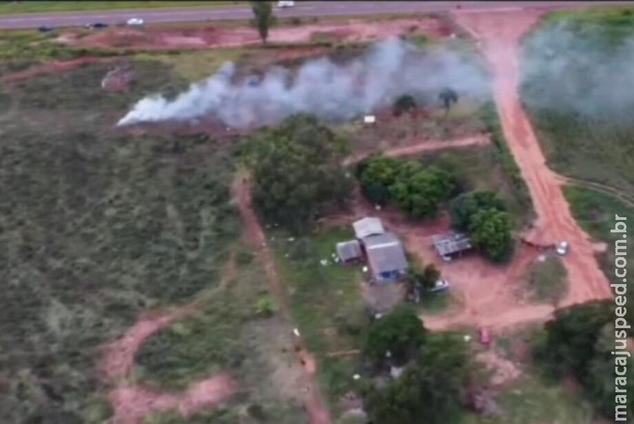 Após expulsão à força, sem-terra são despejados e desocupam fazenda em MS Após expulsão à força, sem-terra são despejados e desocupam fazenda em MS
