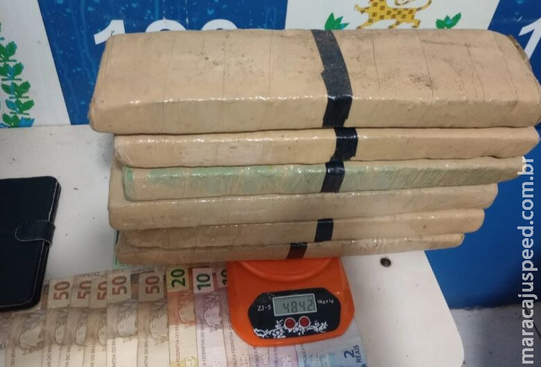 Após tentativa de fuga, trio é preso com drogas em abordagem policial