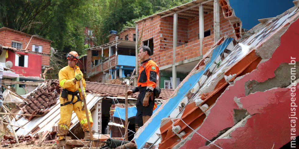 Bombeiros encontram última pessoa desaparecida em São Sebastião Bombeiros encontram última pessoa desaparecida em São Sebastião