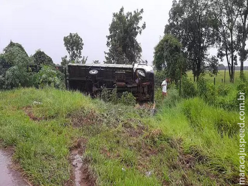 Caminhão aquaplana, motorista perde controle e tomba às margens de rodovia Caminhão aquaplana, motorista perde controle e tomba às margens de rodovia