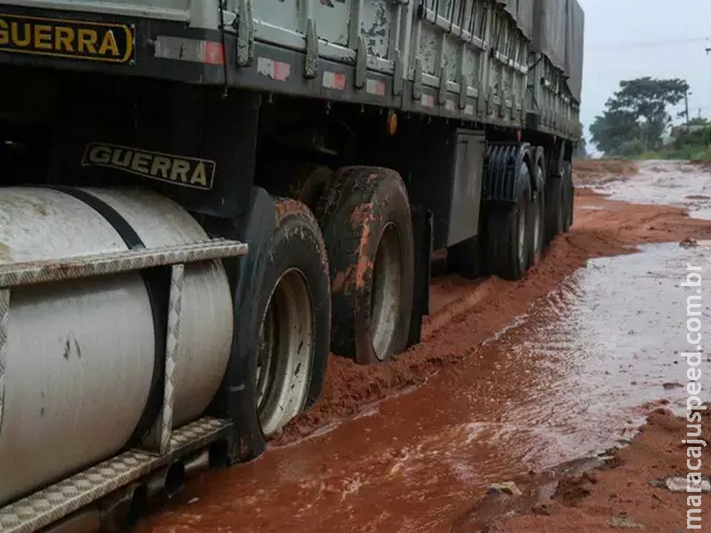 Carreta com fertilizantes atola em avenida tomada por lama