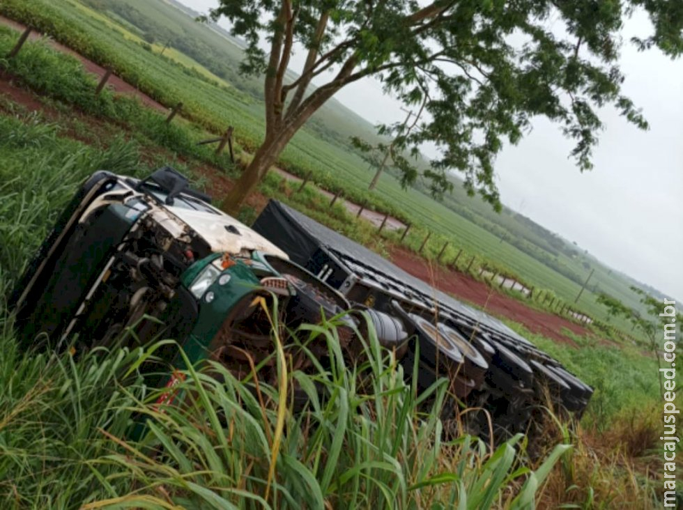 Carreta tomba após cair em ribanceira na BR-163, entre Caarapó e o distrito de Nova América