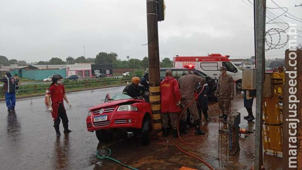 Carro fica destruído após motorista aquaplanar na Ernesto Geisel e bater em poste