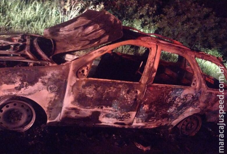 Carro pega fogo e via precisa ser interditada Carro pega fogo e via precisa ser interditada