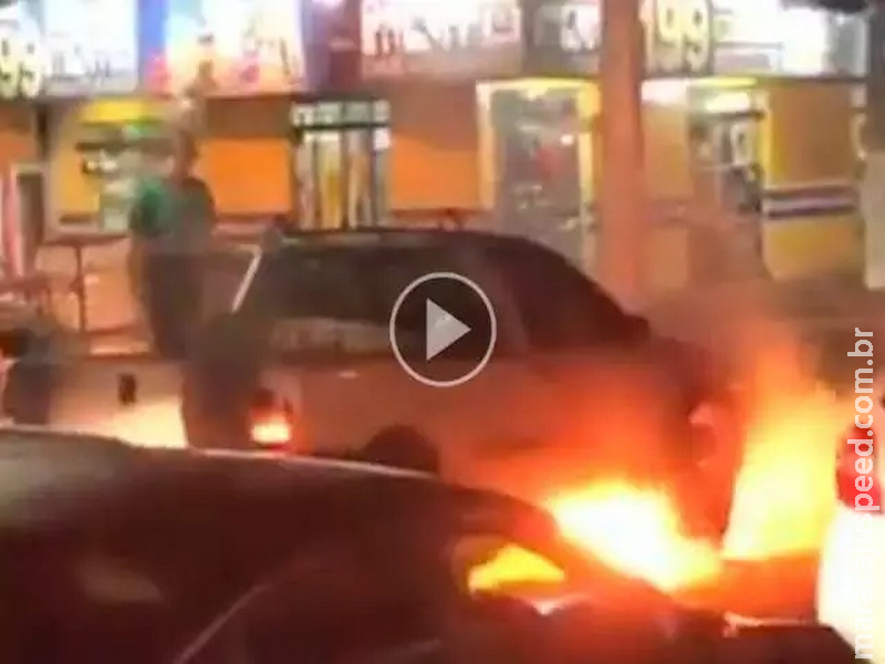Carro pega fogo no meio de avenida após combustível vazar