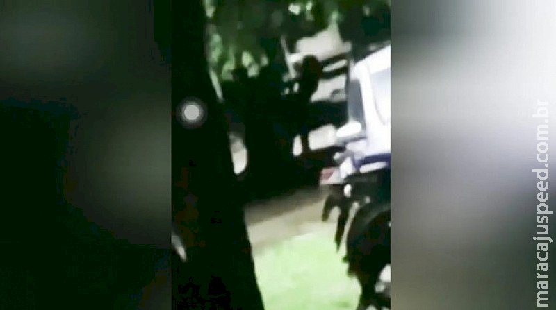 Casal é flagrado em ato obsceno em frente a conveniência