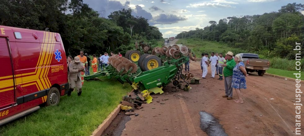 Colisão entre trator e carreta interdita MT-449 em Lucas do Rio Verde