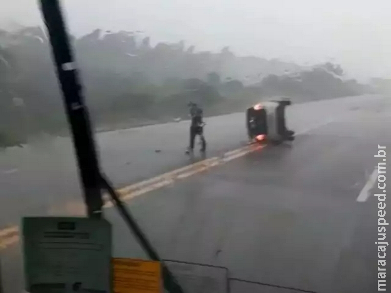 Condutor perde controle em rodovia molhada, carro capota e para no meio da pista Condutor perde controle em rodovia molhada, carro capota e para no meio da pista