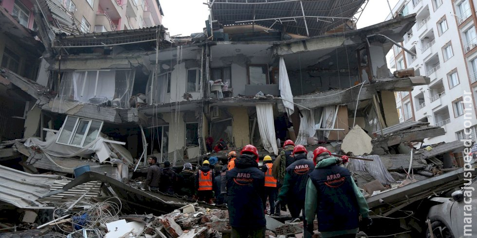 Crianças são resgatadas com vida, 100 horas após terremoto na Turquia 
