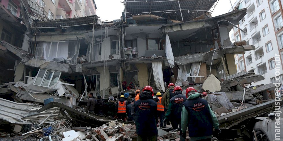 Crianças são resgatadas com vida, 100 horas após terremoto na Turquia Crianças são resgatadas com vida, 100 horas após terremoto na Turquia