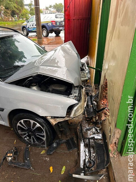 Em cruzamento com "Pare" ignorado, carro abre buraco em muro 