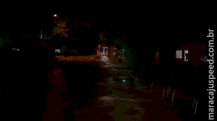 Em noite de chuva torrencial, resgate de famílias ilhadas invade madrugada Em noite de chuva torrencial, resgate de famílias ilhadas invade madrugada