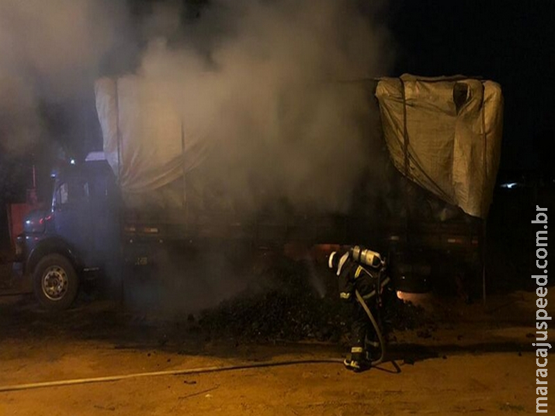 Fogo destrói carroceria de caminhão carregado de carvão Fogo destrói carroceria de caminhão carregado de carvão