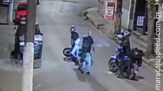 Guarda Civil impede assalto e mata dois bandidos em Embu das Artes em São Paulo Guarda Civil impede assalto e mata dois bandidos em Embu das Artes em São Paulo