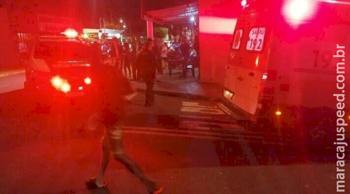 Homem é baleado por motociclista e morre no meio fio