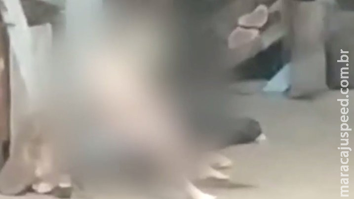 Homem é flagrado praticando zoofilia com cachorro dentro de galpão