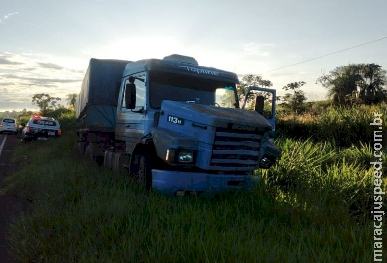Homem morre após bater moto e cair embaixo de carreta Homem morre após bater moto e cair embaixo de carreta