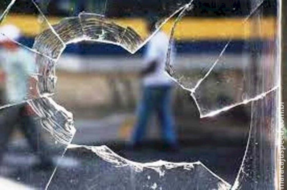 Homem morre após dar soco na janela e se cortar durante briga com a esposa em MS Homem morre após dar soco na janela e se cortar durante briga com a esposa em MS