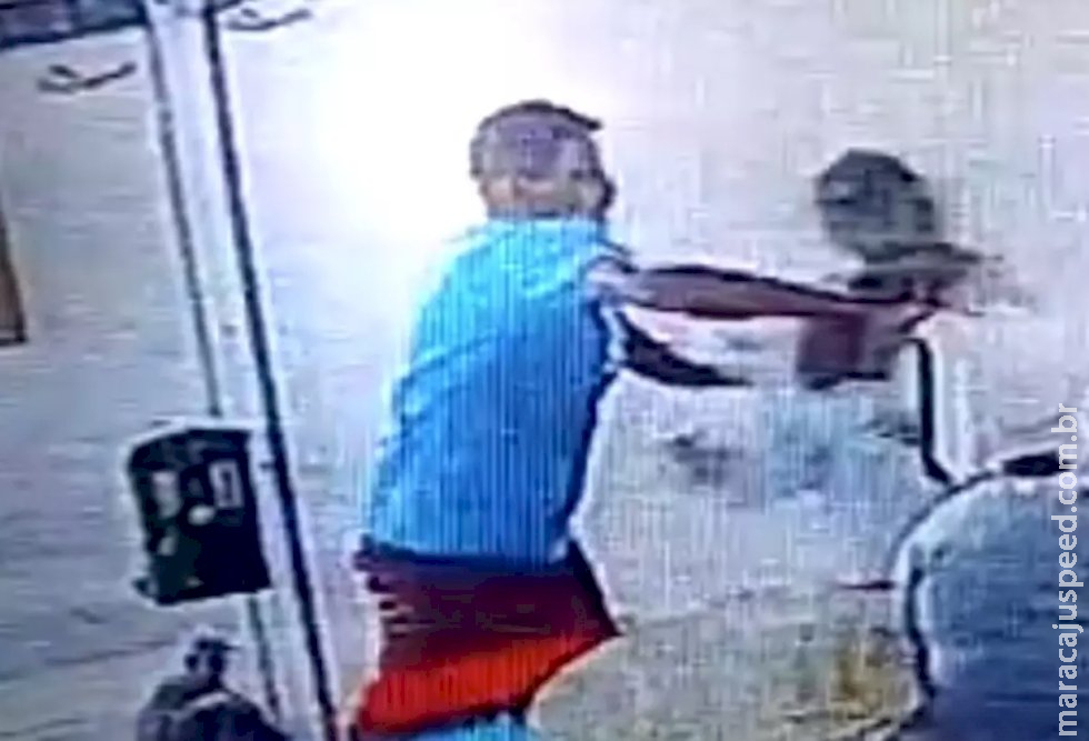 Idoso entra em coma ao ser agredido a socos e assaltado em supermercado