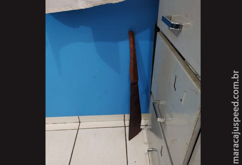 Jovem é agredido a golpes de facão no rosto, costelas e costas 