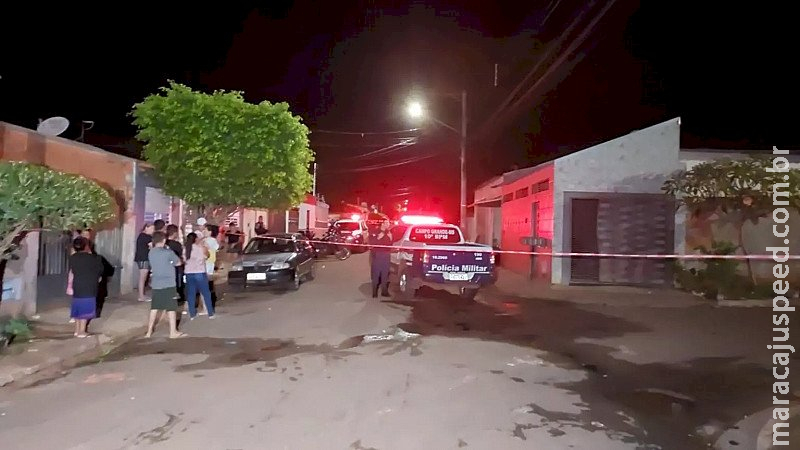 Jovem é assassinado com mais de 10 tiros dentro de casa Jovem é assassinado com mais de 10 tiros dentro de casa