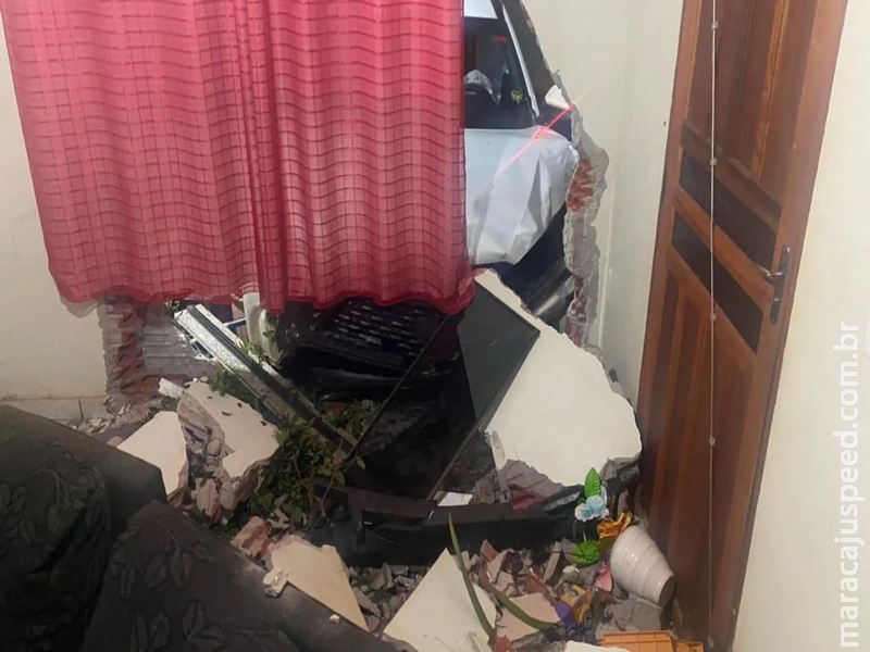 Jovem é preso após dirigir bêbado, colidir em muro e invadir casa em MS