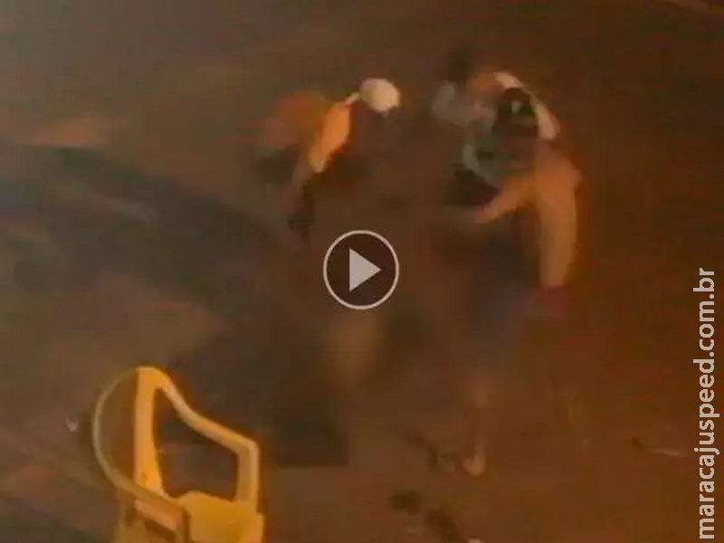Jovens espancam homem após ele se recusar a desbloquear celular durante assalto