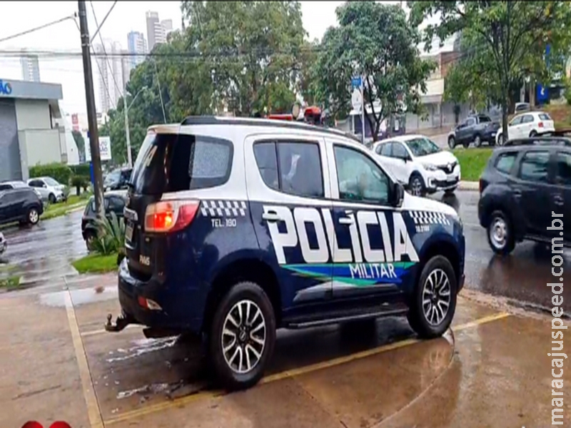 Moradores de rua são flagrados em ato sexual em frente a galeria em Campo Grande
