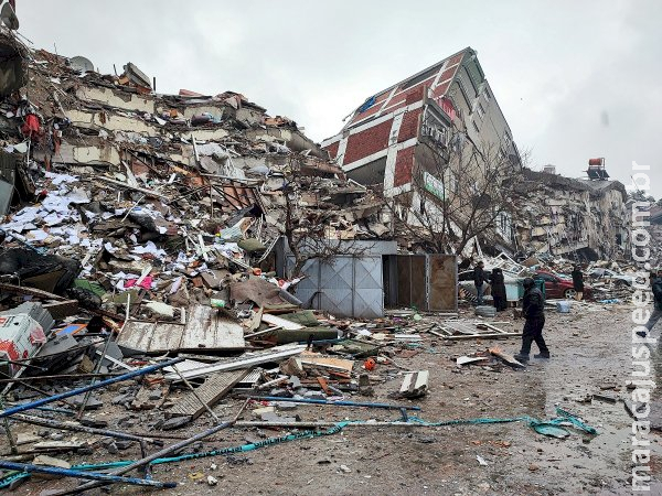 Mortos por terremoto na Turquia e na Síria passam de 17 mil; turcos cobram ação do governo, e Erdogan admite dificuldades Mortos por terremoto na Turquia e na Síria passam de 17 mil; turcos cobram ação do governo, e Erdogan admite dificuldades