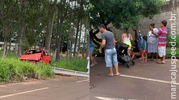 Motorista com criança bate carro e derruba poste no Jardim Carioca Motorista com criança bate carro e derruba poste no Jardim Carioca