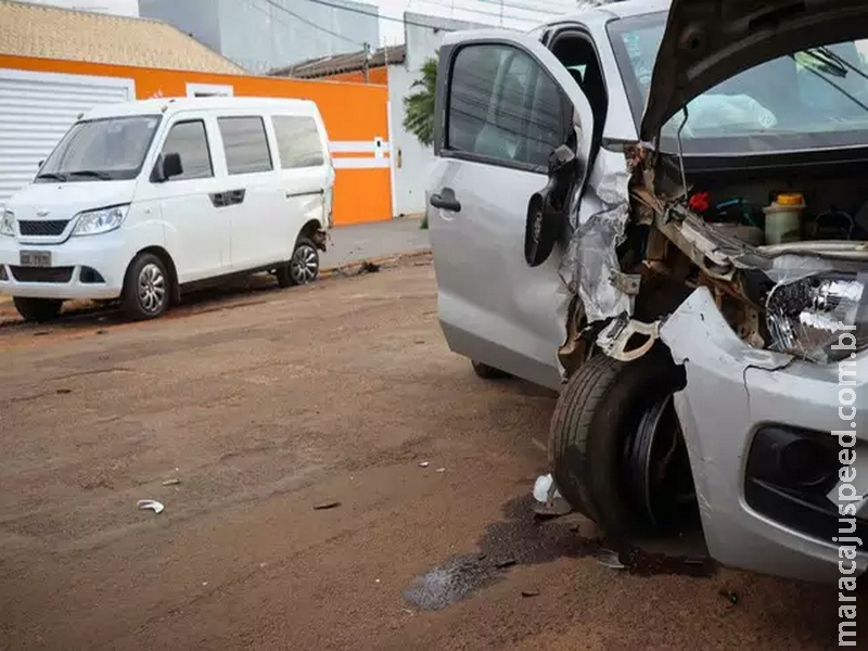 Motorista de aplicativo "apaga" e colide carro em van escolar Motorista de aplicativo "apaga" e colide carro em van escolar