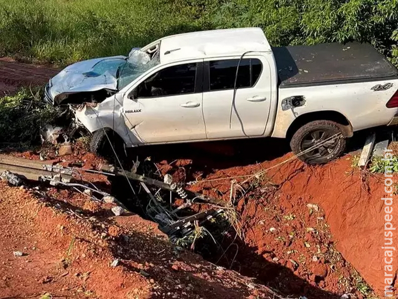 Motorista perde controle, caminhonete cai em vala e duas pessoas ficam feridas