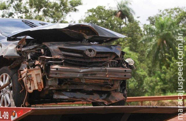 Motorista perde controle e carro fica destruído após colisão em guard rail Motorista perde controle e carro fica destruído após colisão em guard rail